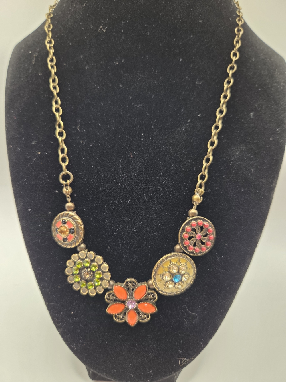 1728. Floral Like Medallian Statement Necklace